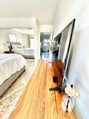 1 bedroom, iron/ironing board, travel cot, Internet - Chic & Cozy Oakland Getaway! (Oakland)