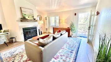 TV, fireplace, stereo
