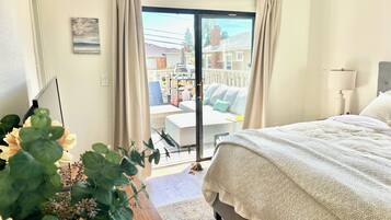 Lots of natural light and a Pizza oven on the relaxing deck