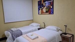 ベーシック ダブルまたはツインルーム シングルベッド 2 台 エンスイート タワー | デスク、アイロン / アイロン台、WiFi (無料)、ベッドシーツ