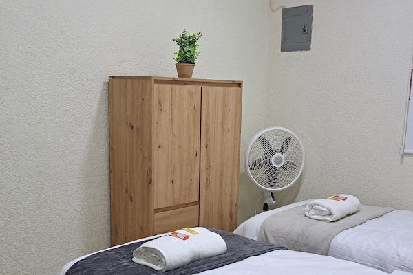 Escritorio, tabla de planchar con plancha, wifi gratis y ropa de cama