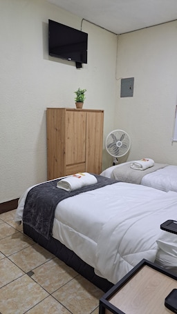 Escritorio, tabla de planchar con plancha, wifi gratis y ropa de cama