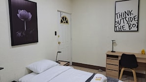 Basic-Doppel- oder -Zweibettzimmer | Schreibtisch, BĂŒgeleisen/BĂŒgelbrett, kostenloses WLAN, BettwĂ€sche