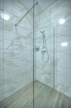 Douche, sèche-cheveux, serviettes fournies, papier toilette