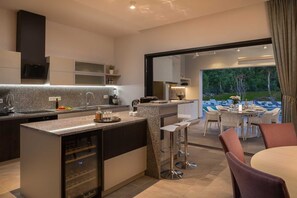 Fridge, microwave, oven, stovetop - Luxury Villa Mauve with Pool (Režanci)