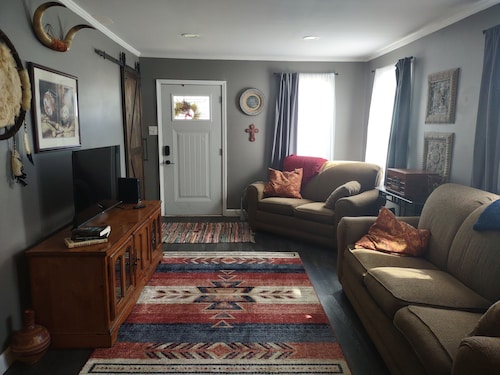 Cozy two bedroom home by historic Rt. 66, pet friendy too! 
