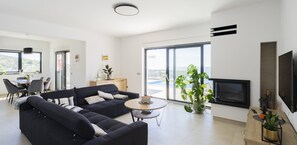 TV, fireplace - Villa Dreamtime with Infinity Pool (Primošten)