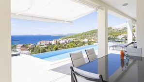 Outdoor dining - Villa Dreamtime with Infinity Pool (Primošten)