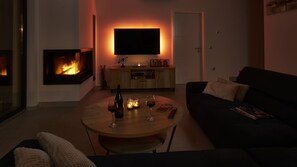 TV, fireplace