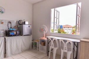 Frigorífico pequeño, microondas en la zona común y hervidor eléctrico