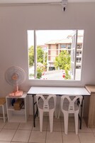 Frigorífico pequeño, microondas en la zona común y hervidor eléctrico