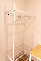 Habitación doble | Escritorio, cortinas opacas, tabla de planchar con plancha y wifi gratis