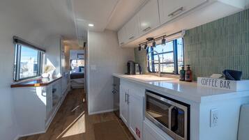 Mikrowelle, Wasserkocher mit Kaffee-/Teezubehör