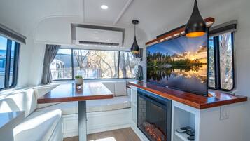 Fernseher, Kamin, Stereoanlage