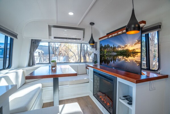 Télévision, cheminée, chaîne hi-fi