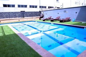 Una piscina al aire libre