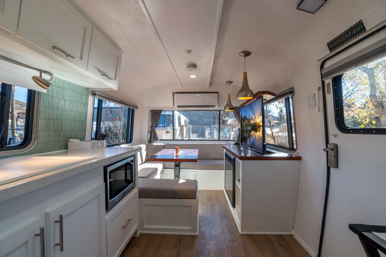 Mikrobølgeovn, kaffetrakter/tekoker, kjøkkenutstyr og spisebord