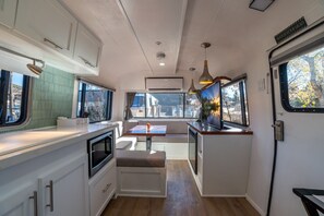 電子レンジ、コーヒー / ティーメーカー、調理器具と食器、ダイニングテーブル