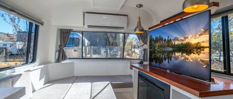 Fernseher, Kamin, Stereoanlage