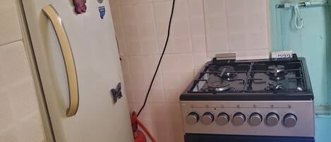 Kookgerei, borden en bestek, kruiden