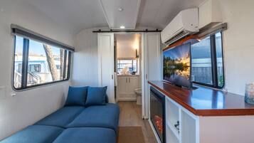 Televisión, chimenea, estéreo