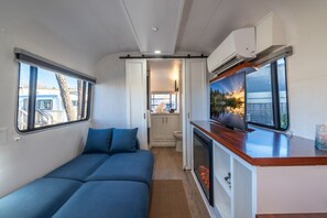 Fernseher, Kamin, Stereoanlage