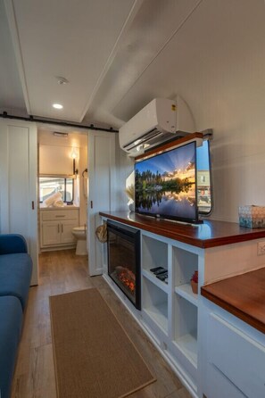 Una televisión, una chimenea, un reproductor estéreo