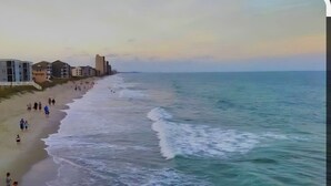 Une plage bordée de bâtiments.