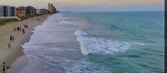 Turtle's Nest-Free BEACH pass! 2 King bedrooms, Golf/Fish, Walk to restaurants!