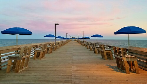 Turtle's Nest-Free BEACH pass! 2 King bedrooms, Golf/Fish, Walk to restaurants!