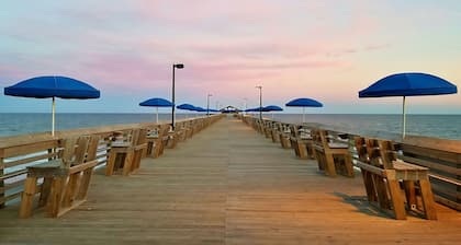 Turtle's Nest-Free BEACH pass! 2 King bedrooms, Golf/Fish, Walk to restaurants!