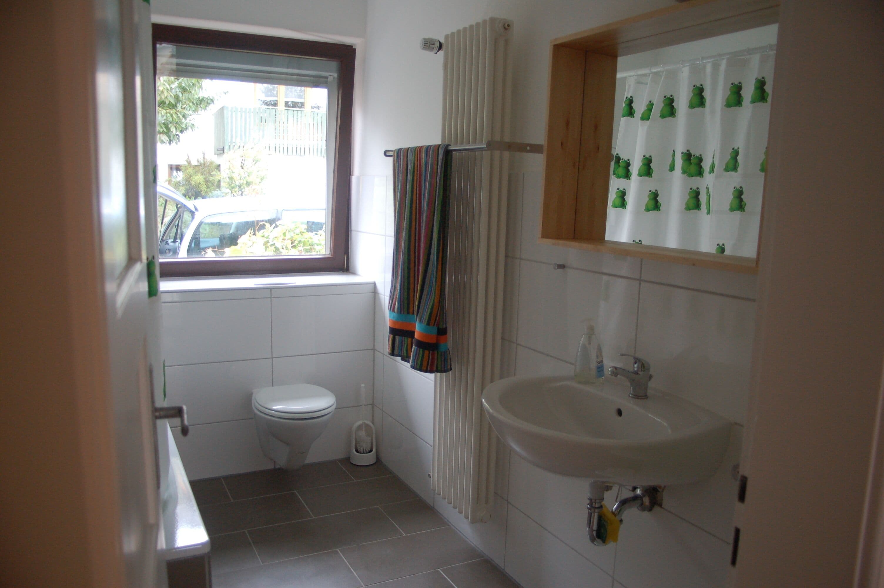 Haartrockner, Handtücher, Seife, Toilettenpapier