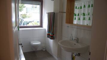 Haartrockner, Handtücher, Seife, Toilettenpapier