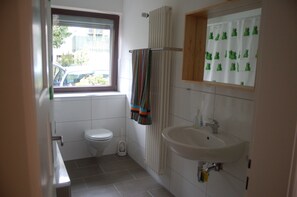 Secadora de cabello, toallas, jabón, papel de baño 