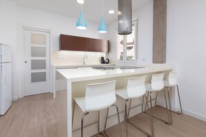 Fridge, microwave, dishwasher, coffee/tea maker - VALENCIA OPERA. Wifi + Aire Acondicionado+ 4 Pax (Valencia)