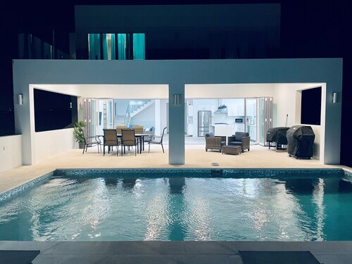 Modern 5-bedroom villa in Long Bay, steps from the beach, with private pool.