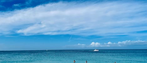 Chaises longues, serviettes de plage