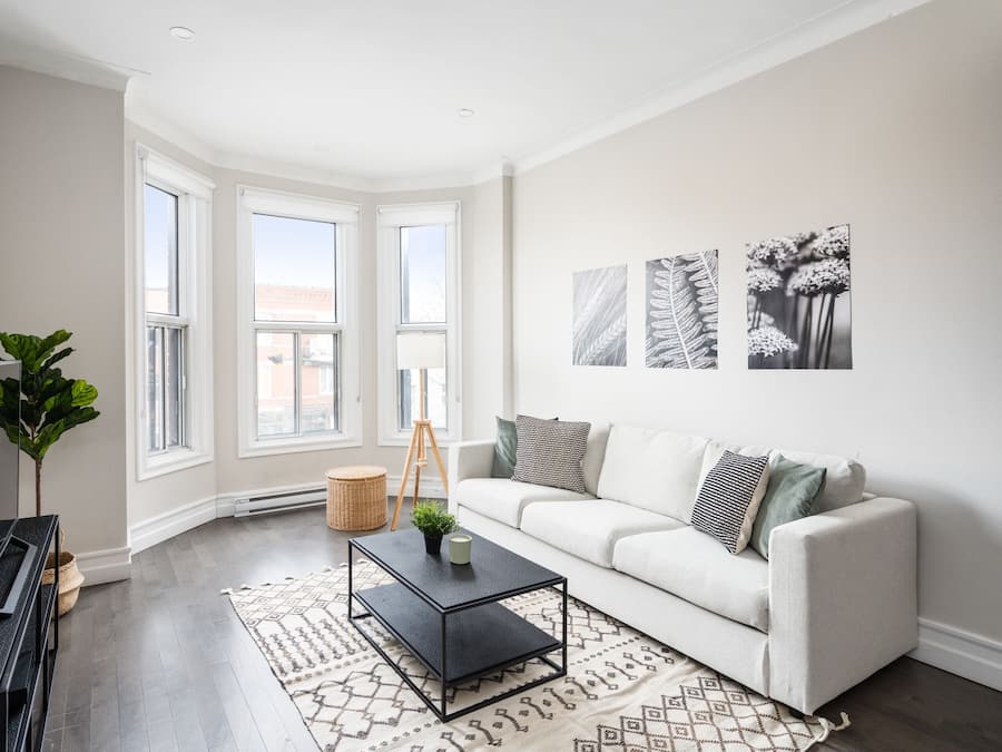 Appartement Design | Coin séjour | TV connectée de 55 pouces avec chaînes numériques, Netflix, Hulu