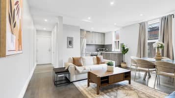 Apartamento Confort | Zona de estar | Smart TV de 55 pulgadas con canales digitales, además de Netflix, Hulu