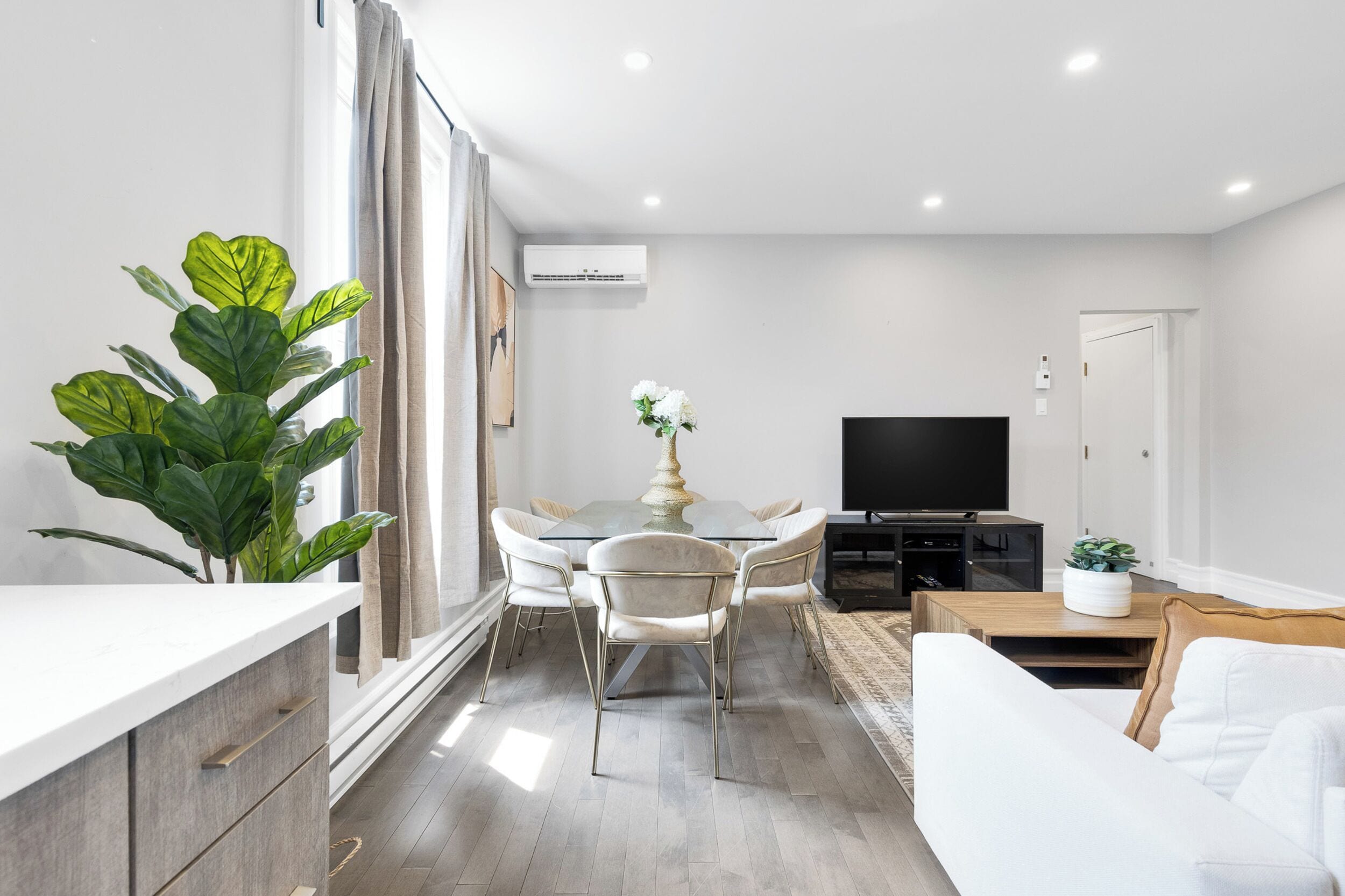 Apartemen Comfort | 2 kamar tidur, busa memori, tirai kedap cahaya, dan kedap suara