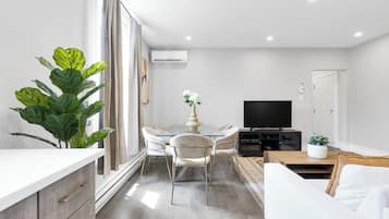 Apartemen Comfort | 2 kamar tidur, busa memori, tirai kedap cahaya, dan kedap suara