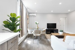 2 bedrooms, memory-foam beds, blackout curtains, soundproofing - Plateau Prime Residence (Montreal)