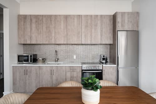 Design-Apartment | 2 Schlafzimmer, Betten mit Memory-Foam-Matratzen, Verdunkelungsvorhänge