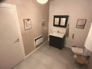 Een douche, een haardroger, handdoeken, toiletpapier