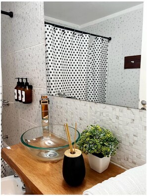 Bidet, serviettes fournies, savon, shampoing