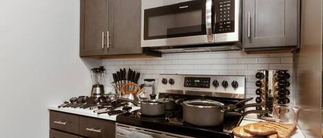 Kylskåp, mikrovågsugn, ugn och spishäll