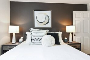 2 bedrooms, desk, iron/ironing board, travel cot - Cozy 2BR Modern Free Parking ! 30 min to NYC ! (newark)