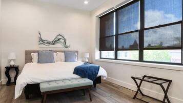 2 slaapkamers, een bureau, een strijkplank/strijkijzer, reisbedje