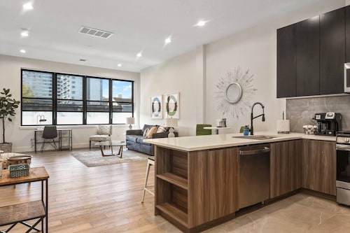 Funky ! 2BR Lux ! Free parking! 30 min to NYC