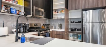 Funky ! 2BR Lux ! Free parking! 30 min to NYC